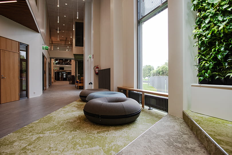 Munkformade pallar finns utplacerade här och där och en del radiatorer har integrerats till funktionella bänkar. 