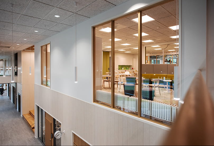 Interiören kännetecknas av luftiga utrymmen och en naturnära färgskala som skapar lugn och harmoni. 